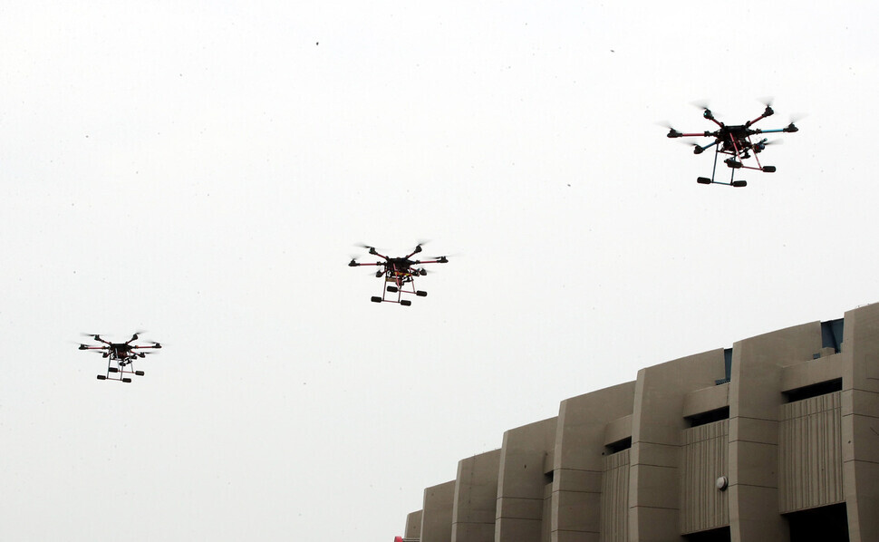 Drones deployed for a Tuesday joint drill to prepare for drone attacks fly above the Jamsil Sports Complex in Seoul. (Kim Gyoung-ho /The Hankyoreh)