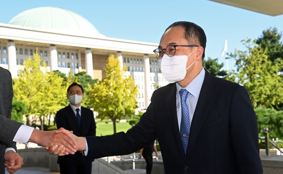 Lee One-seok, Korea’s new prosecutor general, shakes hands with someone before entering the National Assembly members’ office building in Yeouido, Seoul, on Sept. 21. (pool photo)