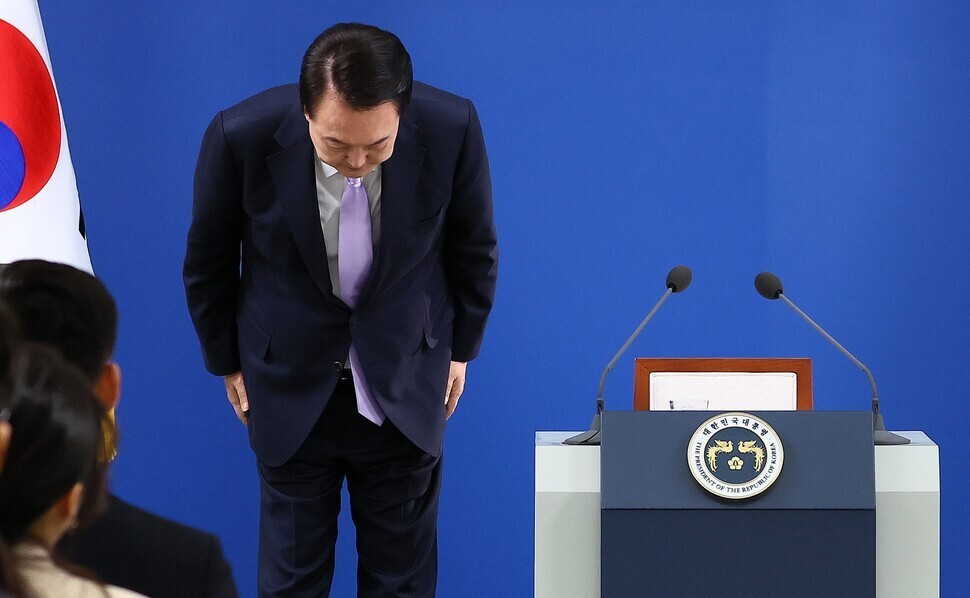 윤석열 대통령이 지난 7일 오전 서울 용산 대통령실 청사 브리핑실에서 열린 ‘대국민담화 및 기자회견’에서 취임 이후 처음으로 “모든 것이 제 불찰이고, 제 부덕의 소치”라고 사과하며 고개 숙여 인사하고 있다. 윤 대통령은 이틀 뒤인 9일 군 골프장에서 골프를 친 것으로 드러났다. 대통령실사진기자단