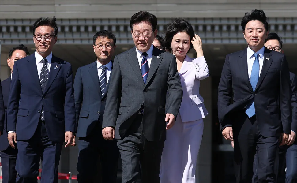 이 대통령, 프랑스 국빈방문 출국…마크롱과 원전·호르무즈 논의 주목