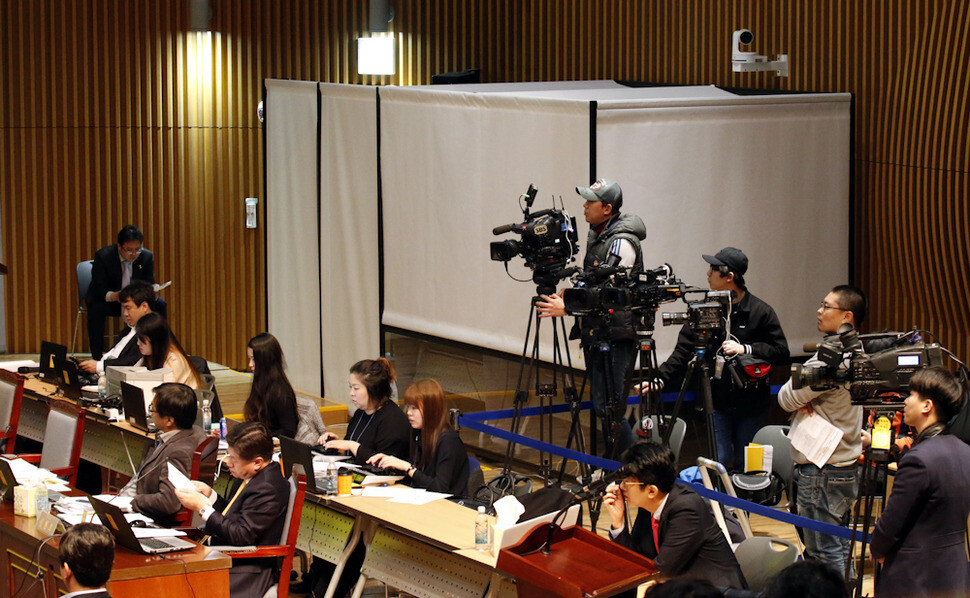 Staff from Chonghaejin Marine answer questions during a testimony from behind a white screen on the second hearing for the special fact-finding commission into the sinking of the Sewol ferry in the multi-purpose hall on the eighth floor of Seoul City Hall