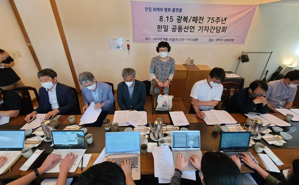 Yoon Jeong-suk (fourth from left), president of Green Korea, speaks during a joint South Korea-Japan press conference on the 75th anniversary of Korea’s liberation and Japan’s defeat in World War II in Seoul on Aug. 12. (Baek So-ah, staff photographer)