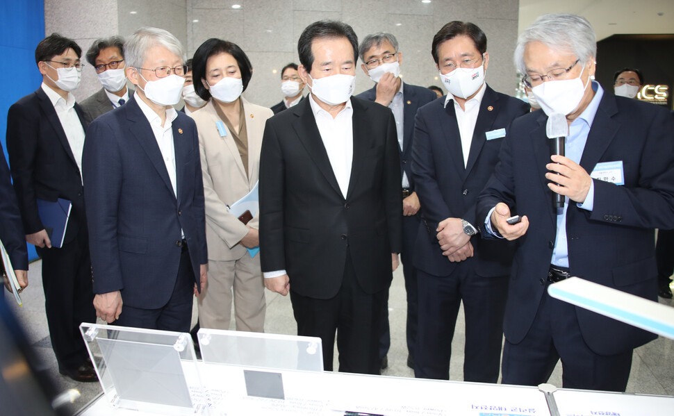 South Korean Prime Minister Chung Sye-kyun (third right) looks at an exhibit on AI semiconductor research before a meeting of government ministers related to the field of technology at the second Pangyo Techno Valley in Gyeonggi Province on Oct. 12. (Yonhap News)