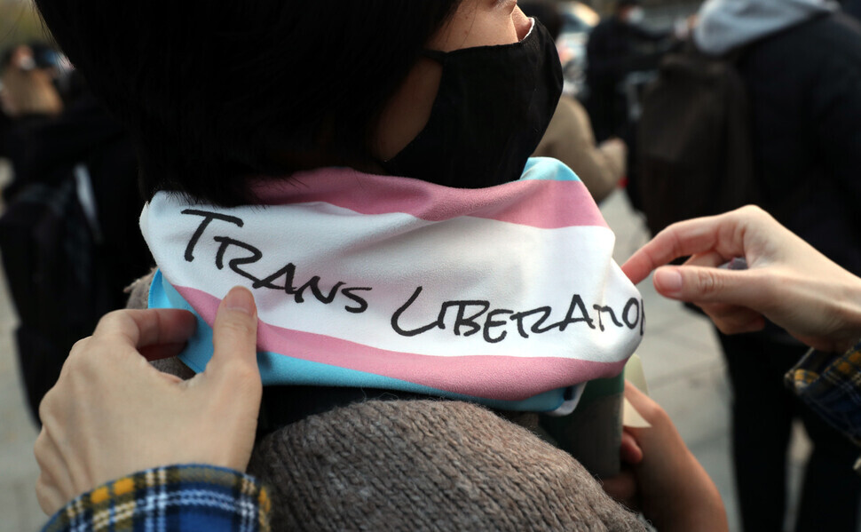 An attendee can be seen wearing a scarf that reads “Trans liberation” (Kang Chang-kwang/The Hankyoreh)