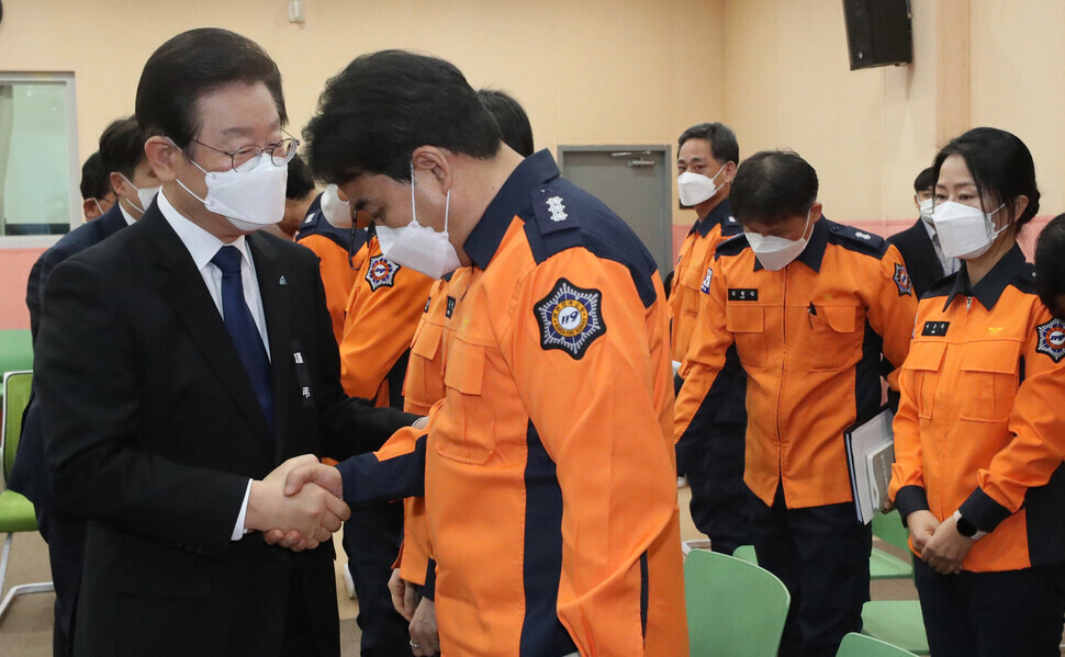 Lee Jae-myung, leader of the Democratic Party, shakes the hand of a firefighter who was present at the scene of the Itaewon crowd crush during a visit to the Yongsan Fire Station on Nov. 9. (Kim Gyoung-ho/The Hankyoreh)