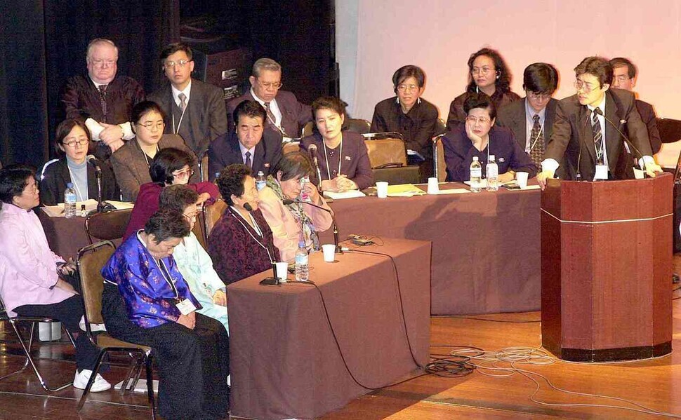 Park Young-shim (far right of witness stand), gives testimony about the comfort women system at the Women’s International War Crimes Tribunal on Japan’s Military Sexual Slavery in Tokyo, Japan, on Dec. 18, 2000. A photo of Park pregnant after being liberated from a “comfort station” became a symbol of the hardships faced by the women forced to work at them. (Lee Jeong-yong/The Hankyoreh)