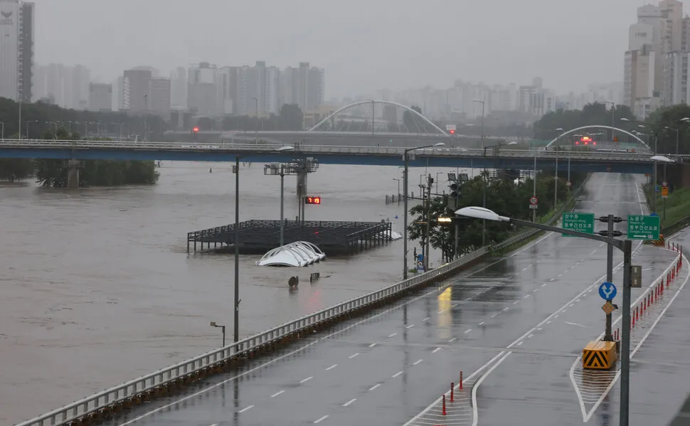 Heavy monsoon rain floods Seoul's Dongbu Expressway