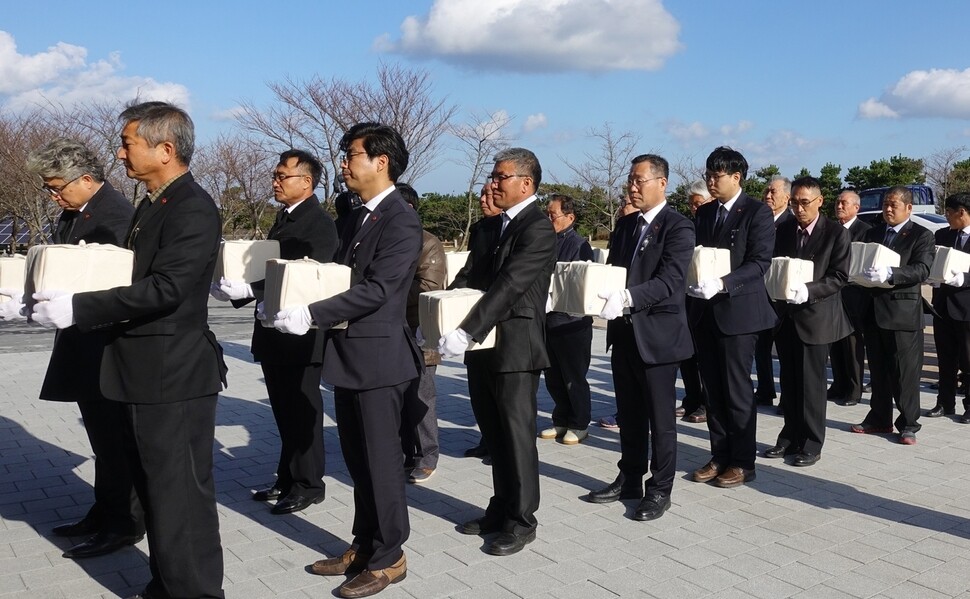 A ceremony for the 29 sets of the remains of Jeju Uprising victims is held on Nov. 22 at the Peace Education Center in Jeju Apr. 3 Peace Park in Jeju City. The remains were exhumed between 2007 and 2009 but remained unidentified until recently due to lack of funding under the Lee Myung-bak and Park Geun-hye administrations.