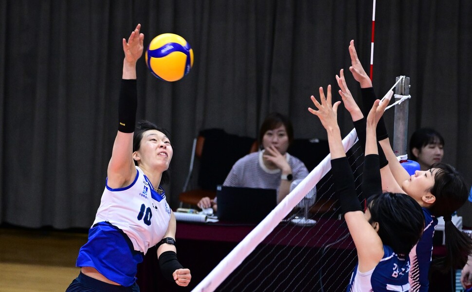 Hyundai E & C Jimin -kyung is attacking the Suwon City Hall of the 2025 Korea Volleyball Federation and Professional Volleyball Futures Champion held at the Danyang National Sports Center in Chungbuk on the 3rd. Korea Volleyball Federation provided