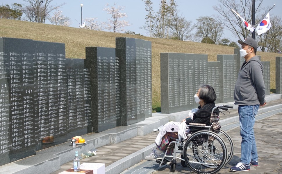 Surviving family members of a Jeju Massacre victim visit a memorial for victims at Jeju 4.3 Peace Park on Apr. 2. (photos by Huh Ho-joon)