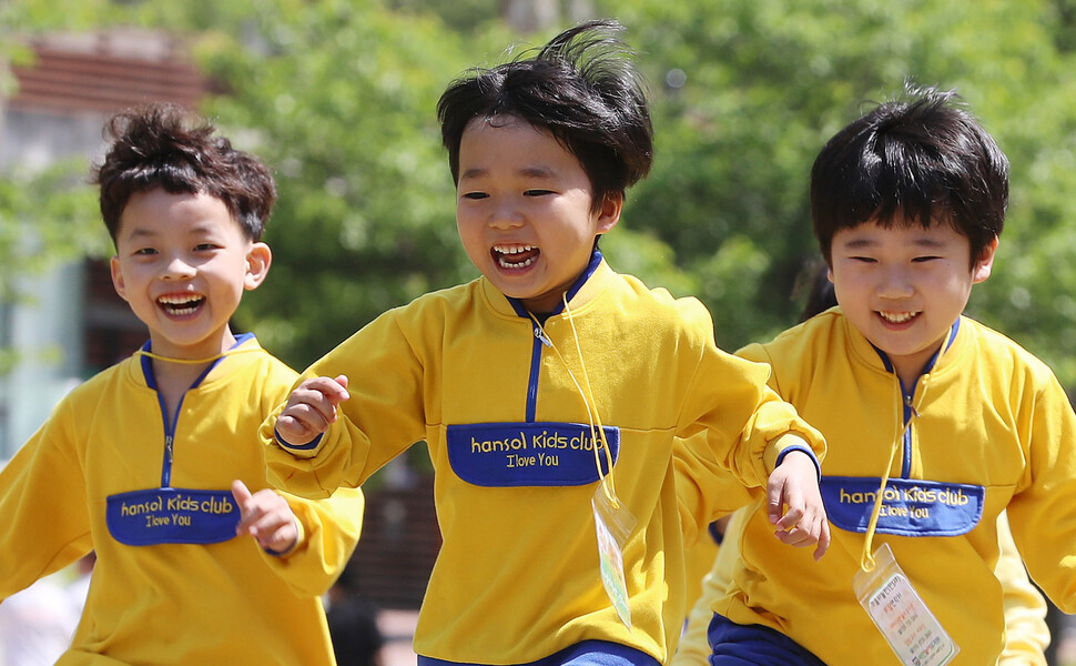 어린이대공원을 찾은 유치원생들이 즐거운 시간을 보내고 있다. 즐거워하는 아이를 보는 순간 ‘엄마 미소’가 지어지지만 모든 부모가 이런 교감의 기쁨을 가지는 것은 아니다. 한겨레 신소영 기자