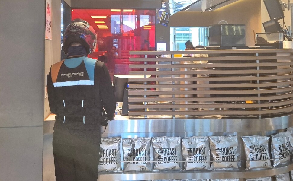 2025년 7월21일 한 배달기사가 프랜차이즈 매장에서 배달 음식을 기다리고 있다. 기사가 매장에 머물도록 허락하는 매장은 프랜차이즈 햄버거집 등 극히 일부다. 신다은 기자