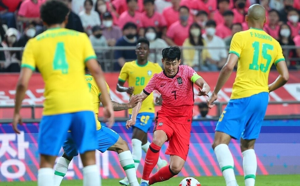 Son Heung -min is dribbling in a friendly match against Brazil in 2022. Yonhap News