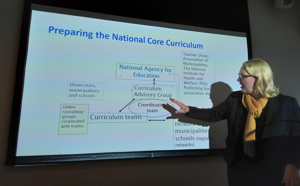 핀란드 국가교육과정 수립 과정을 설명하는 국가교육위원회 마르요 라사넨 박사.