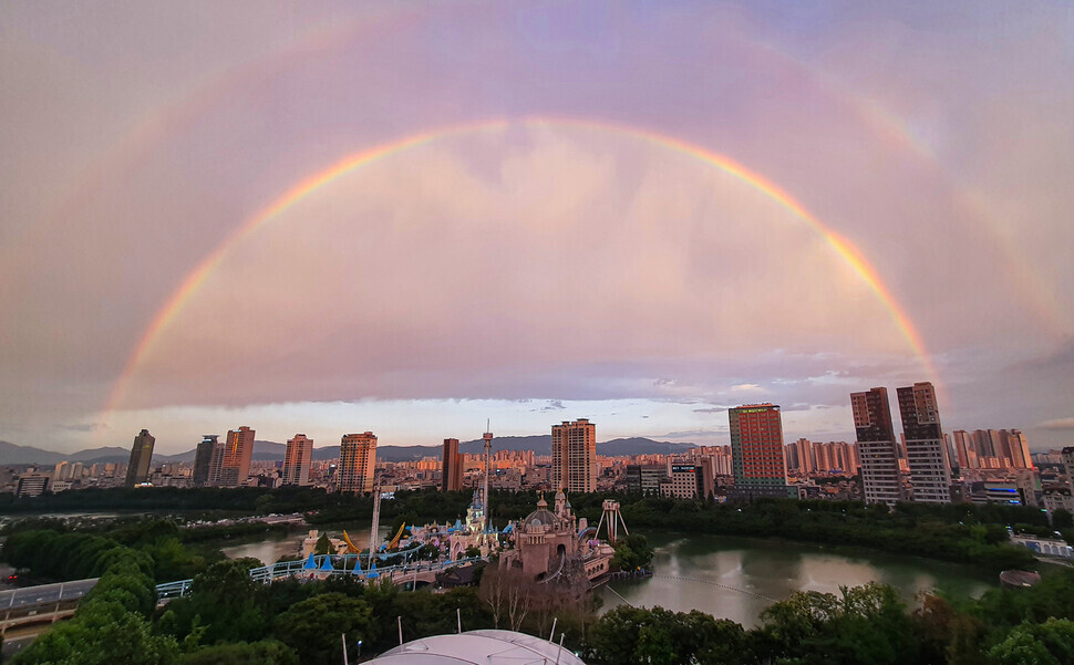 A double rainbow arches over Seokchon Lake in Seoul on Thursday. (Yonhap News)