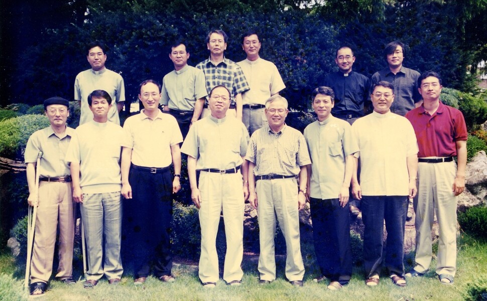분도출판사와 함께한 한국교부학연구회 회원들이 2002년 경북 성베네딕도 왜관수도원에서 모임을 가진 뒤 기념촬영을 하고 있다. 분도출판사 제공