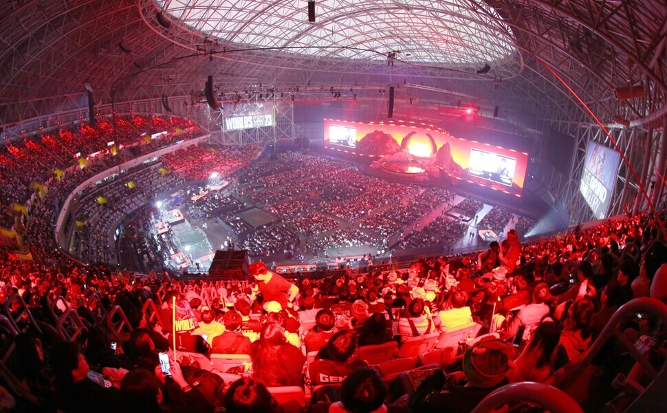Fans fill Gocheok Sky Dome in Seoul’s Guro District on Nov. 19 to watch the League of Legends World Championship finals in which T1 went head-to-head with Weibo Gaming. (pool photo)