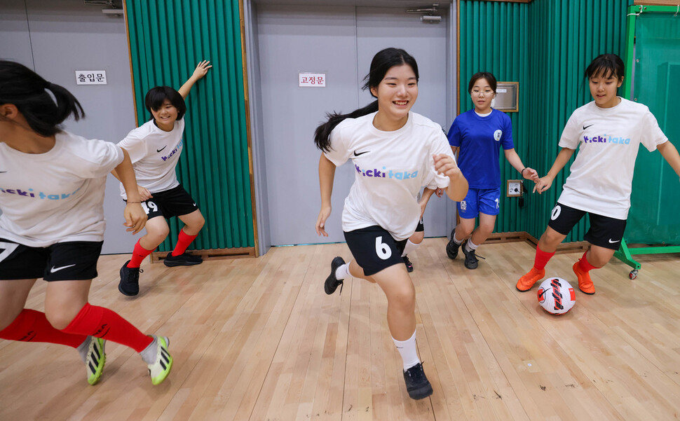 2025년 7월19일 토요일 오전 서울 구산중에서 서울 서대문구·마포구·은평구 권역에 사는 여학생들의 축구교실 ‘킥키타카’에 참여하는 학생들이 축구 훈련을 하고 있다. 김진수 기자