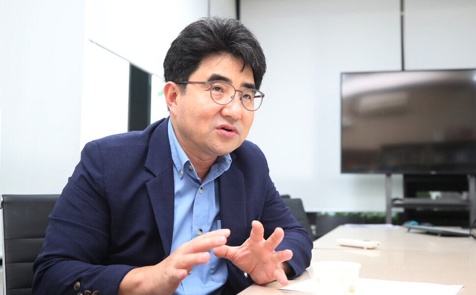 Hong Seok-ryul, 55, profess of history professor at Sungshin Women’s University, during his interview with the Hankyoreh on June 24. (Baek So-ah, staff photographer)