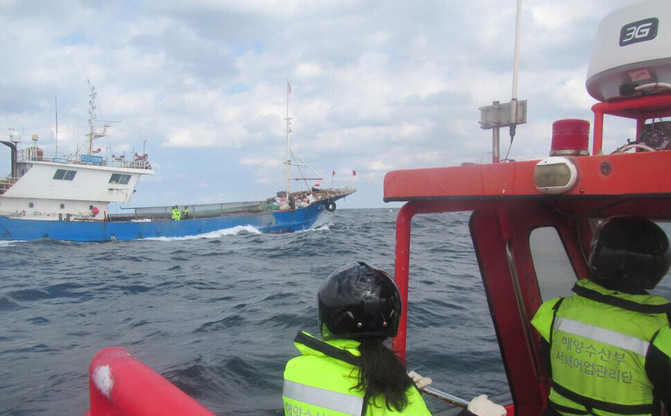 Officials from the West Sea Fisheries Management Service crack down on illegal fishing vessels from China in the waters off Gageo Island, South Jeolla Province, in October 2018. (provided by the West Sea Fisheries Management Service)