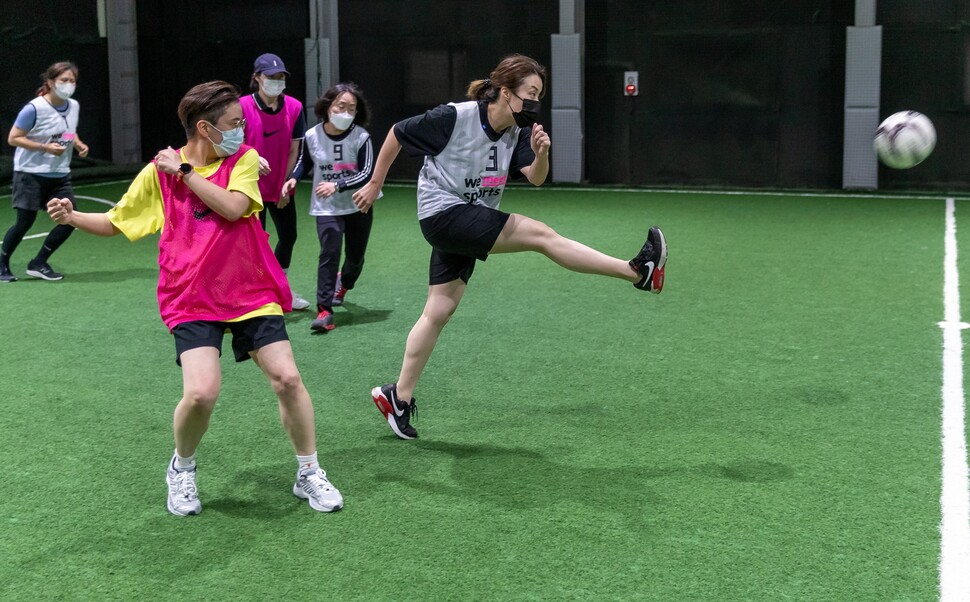 9월25∼26일 사회적기업 ‘위밋업스포츠’가 개최한 배구·축구·럭비 수업에 참여한 여성들. 공과 친해지는 것이 최우선이다.
