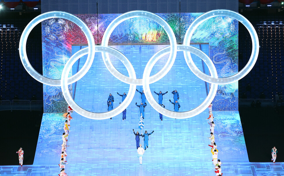 4일 밤 중국 베이징 국립경기장에서 열린 ‘2022 베이징겨울올림픽 개막식’에서 얼음 오륜 아래로 그리스 선수단이 첫번째로 입장하고 있다. 베이징/연합뉴스