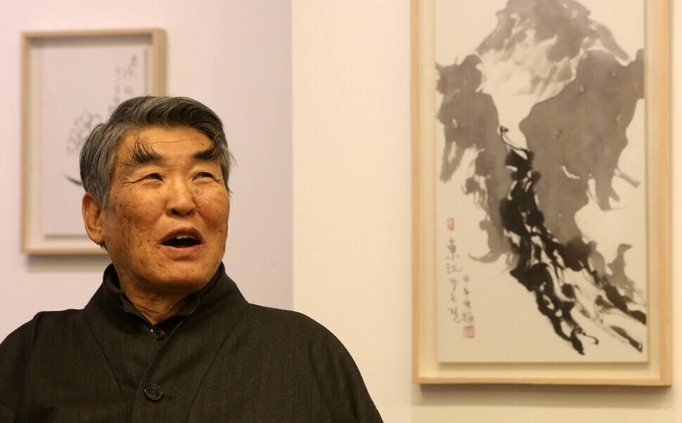 Poet Kim Chi-ha, pictured here, died on May 8. (Yonhap News)