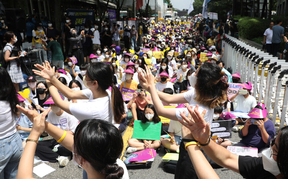 Participants in the Aug. 10 Wednesday Demonstration outside the former Japanese Embassy in downtown Seoul dance to the song “Like a Rock” during the demonstration.