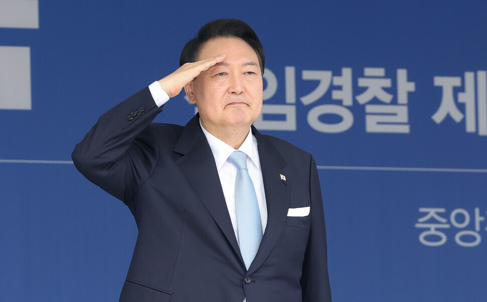 President Yoon Suk-yeol returns the salutes of the 310th class of the Central Police Academy at their graduation ceremony on Aug. 19. (presidential office pool photo)