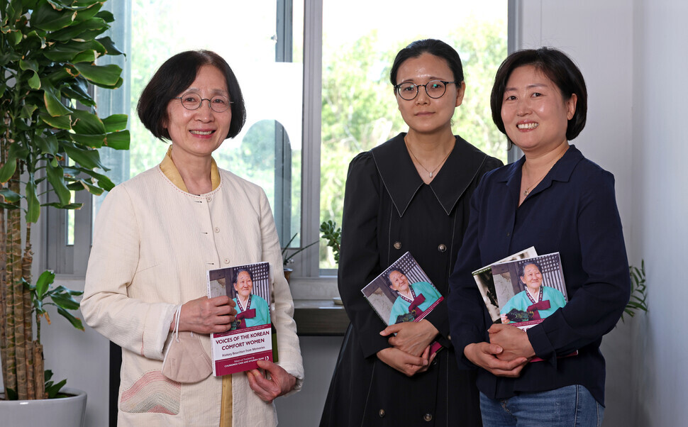 Seoul National University professors Yang Hyun-ah and Kim Soo-ah, and Institute for Gender Education Director Choi Ki-ja, pose for a photo with the new English-language translation of oral testimonies of Korean women who survived the “comfort women” system of sexual slavery by the Japanese military during an interview with the Hankyoreh and the SNU School of Law on May 17. (Lee Jeong-yong/The Hankyoreh)