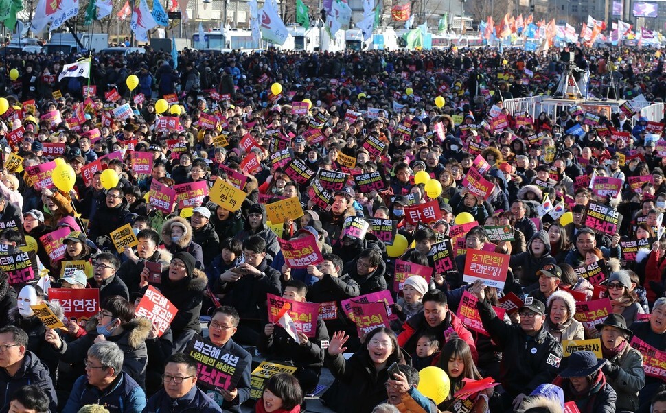 Participants call for the impeachment of President Park Geun-hye and the extension of the Special Prosecutor’s investigative mandate