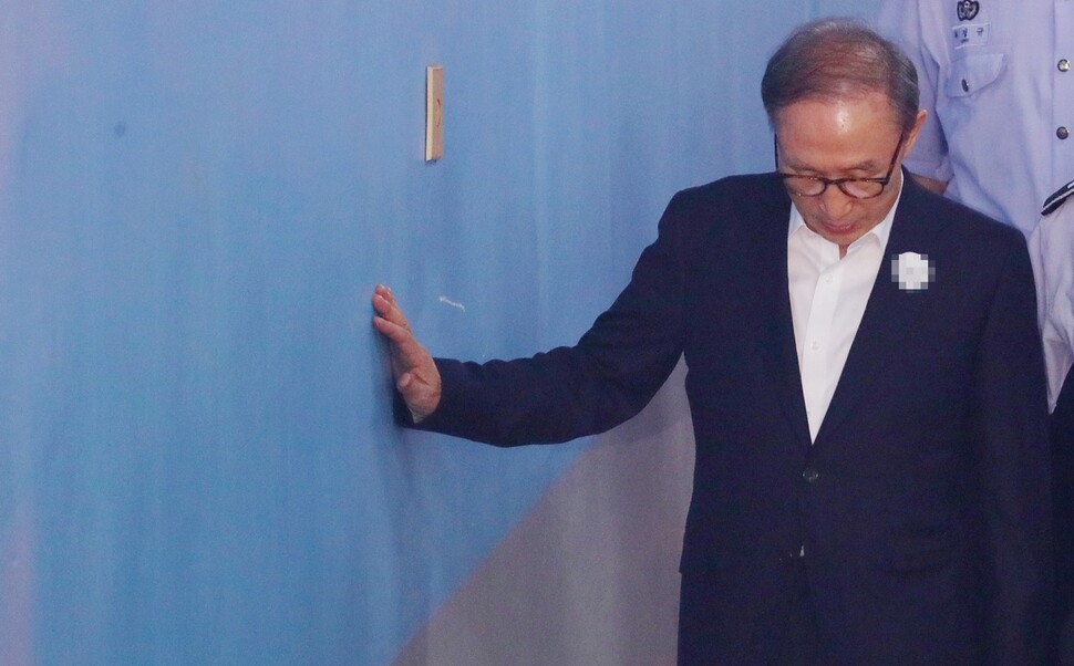 Ex-president Lee Myung-bak heads to the Seoul Central District Court for his trial