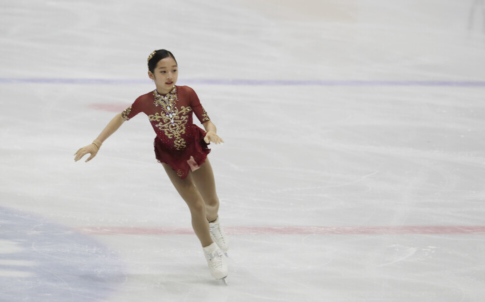 Shin Ji-ah, who competes in the junior ladies’ singles event, performs her program at the 2021 South Korean Figure Skating Championships at Uijeongbu Sports Complex on Feb. 24. (Kim Hye-yun)