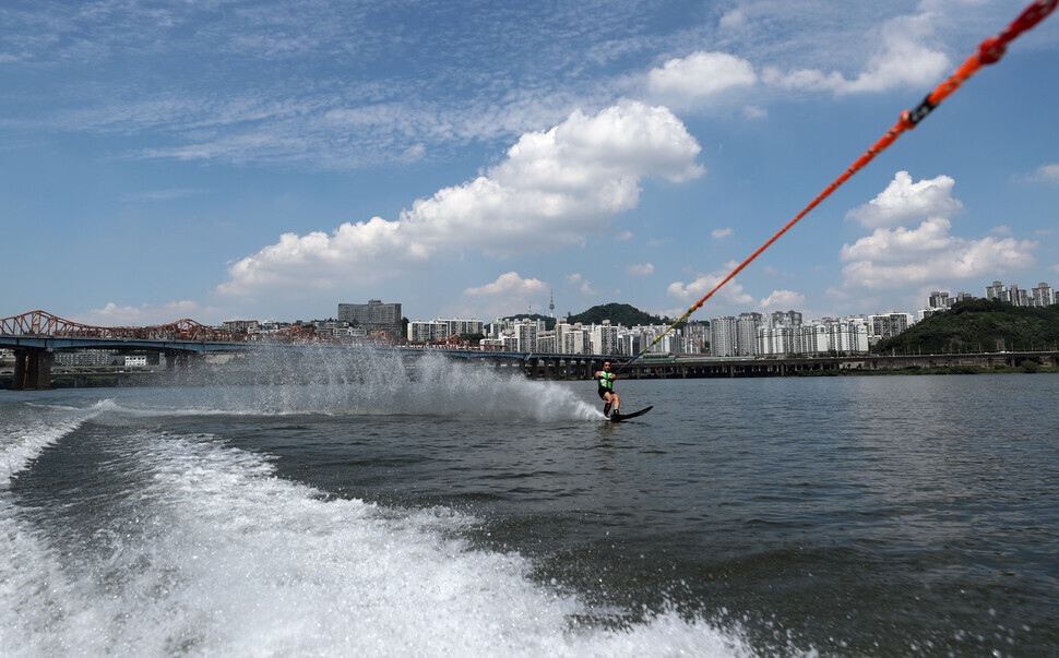 A water skier skims over the Han River on Wednesday. (Lee Jong-keun/The Hankyoreh)