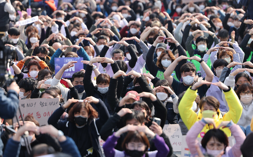 2022년 3월8일 세계여성의날에 열린 전국노동자대회. 대통령선거 전날인 이날 윤석열 국민의힘 대선 후보는 ‘여성가족부 폐지’ ‘무고죄 처벌’ 등을 다시 언급했다. 연합뉴스