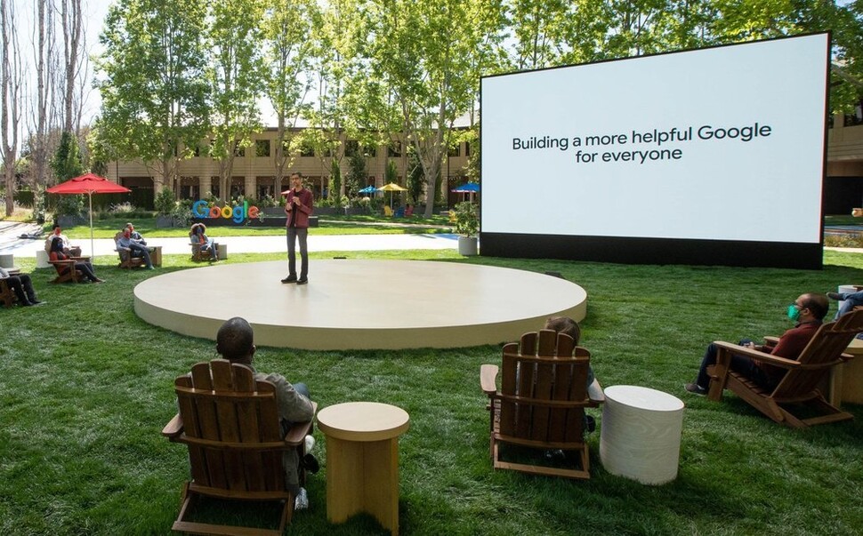 순다 피차이 구글 최고경영자가 2021년 5월19일 미국 마운틴뷰 구글 본사에서 열린 연례 개발자행사 ‘구글 I/O 2021’에서 대화형 인공지능 ‘람다’를 공개했다. 구글 제공
