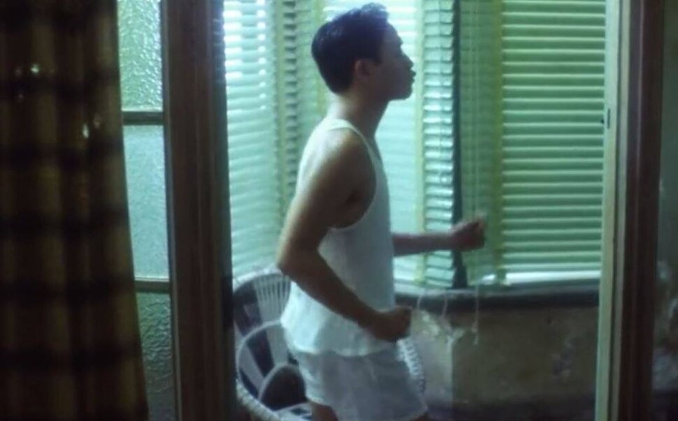 왕가위(웡카와이, 왕자웨이) 감독의 영화 &lt;아비정전&gt;에서 장국영(정궉윙, 장궈룽)이 거울 앞에서 맘보 춤을 추는 장면. 한겨레 자료 사진