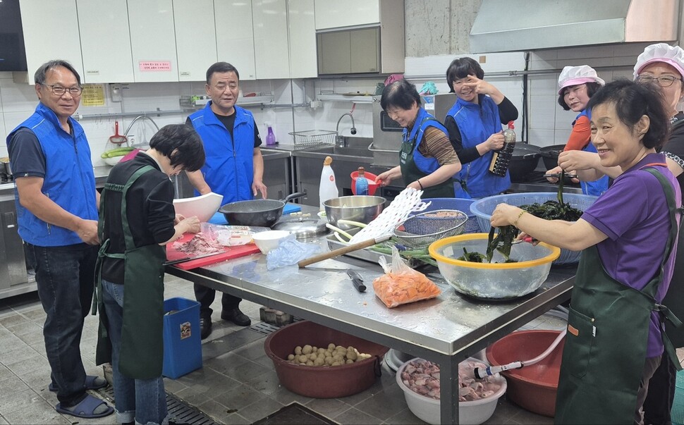 2024년 6월16일 김포 이웃살이에서 자원봉사자들이 이주노동자들을 위한 점심 식사를 준비하고 있다. 조일준 기자
