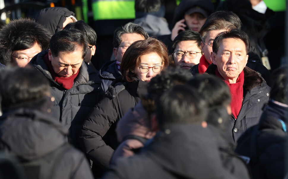 12·3 내란사태를 수사하는 공조수사본부가 내란죄 피의자 윤석열 대통령의 2차 체포영장 집행을 시작한 1월15일 새벽 서울 용산구 대통령 관저 입구에서 국민의힘 의원들이 침통한 표정을 짓고 있다. 한겨레 신소영 기자