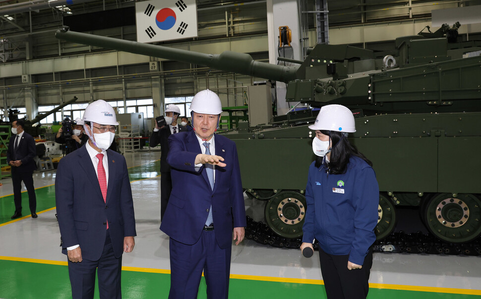 2022년 11월24일 당시 대통령 윤석열이 경남 창원의 현대로템 공장을 방문해 K-2 전차 생산 시설을 둘러보고 있다. 대통령실사진기자단