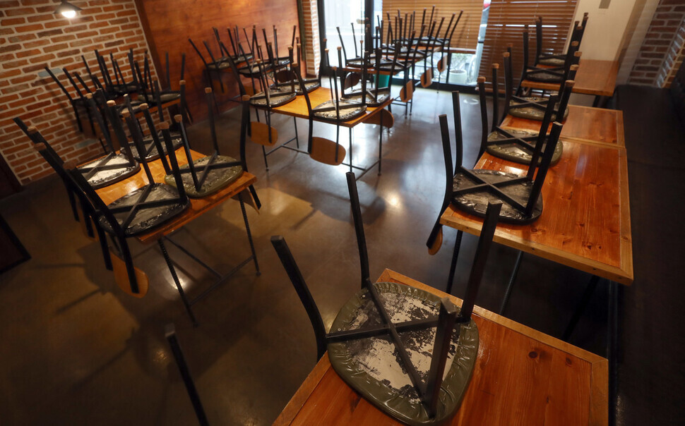 Chairs placed on tables at a restaurant in Hadong County, South Gyeongsang Province, in compliance with Level 2 social distancing measures on Nov. 22. (Yonhap News)