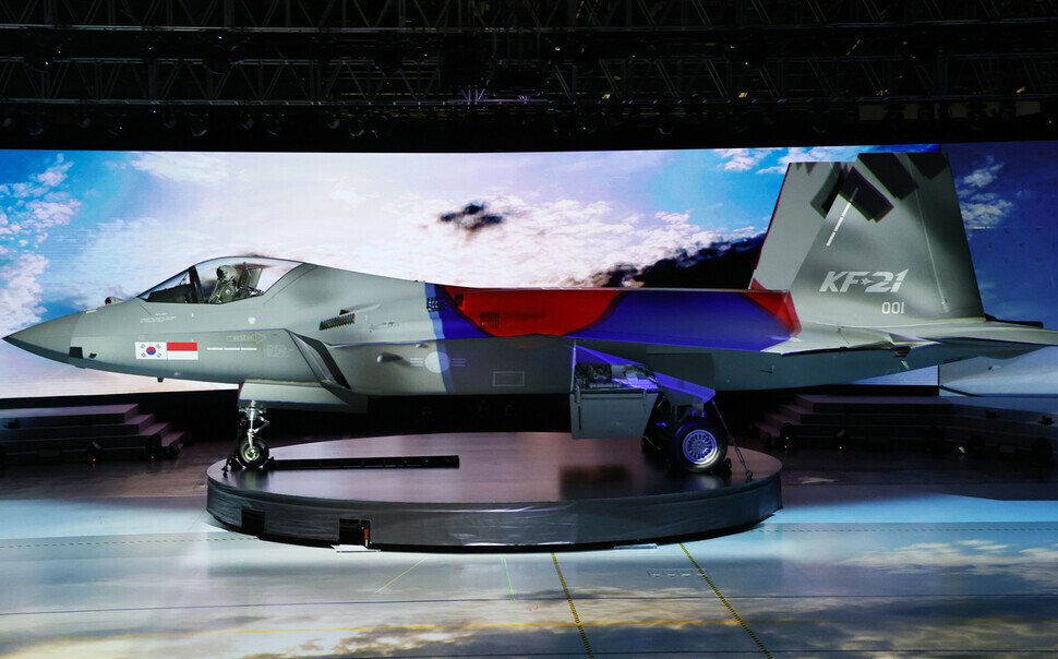 The rollout ceremony of the prototype of the KF-21 Boramae fighter aircraft on April 9, held at Korea Aerospace Industries in Sacheon, South Gyeongsang Province. (Blue House pool photo)