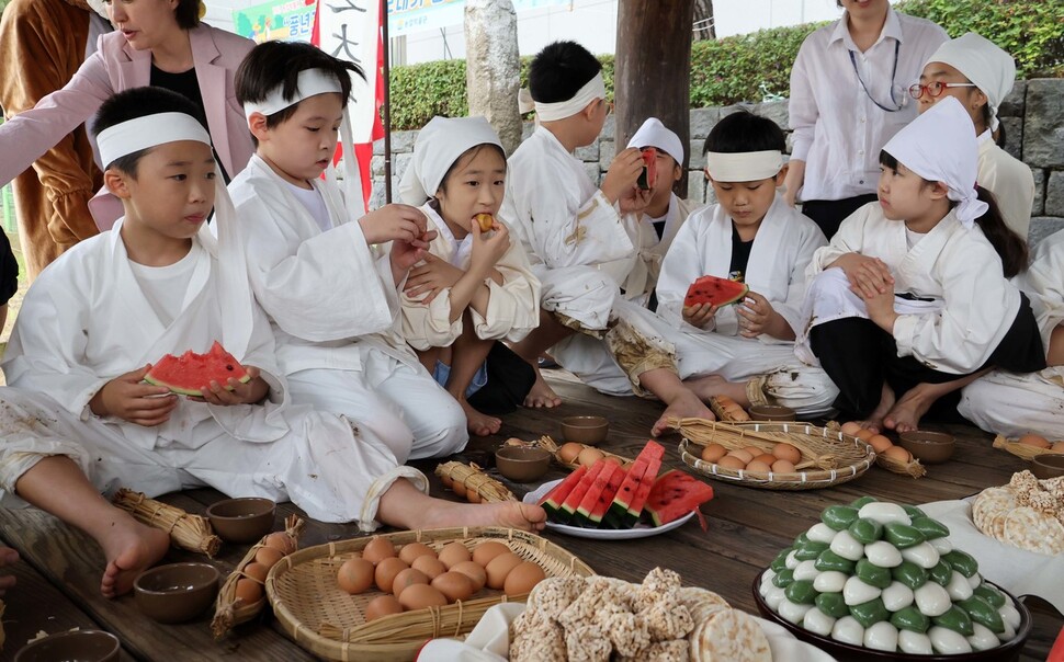 서울 미동초등학교 3학년 학생들이 ‘못줄을 사용한 전통 손 모내기 체험행사’를 참여한 다음 새참을 먹고 있다. 김혜윤 기자