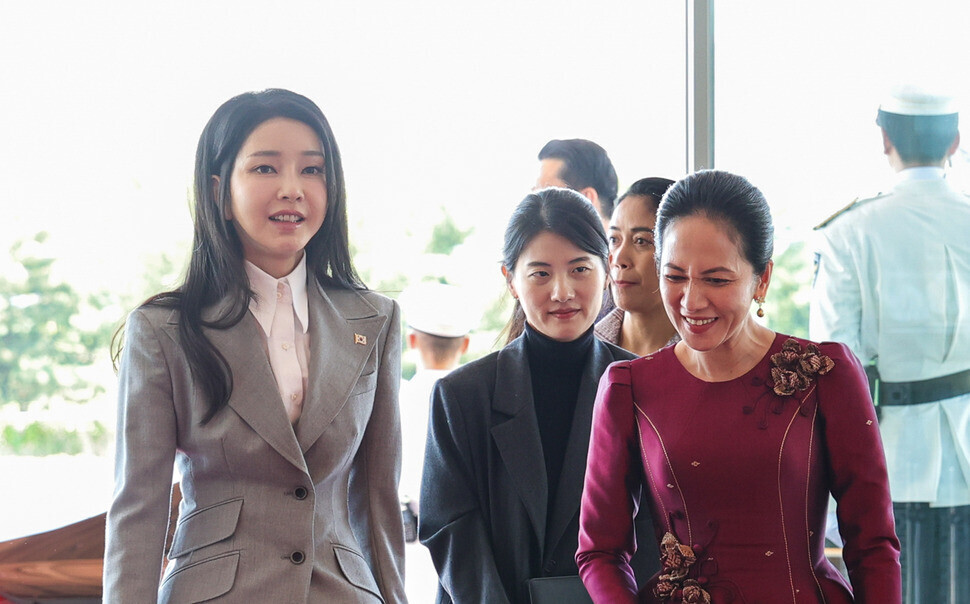 First lady Kim Keon-hee enters the presidential office in Seoul with Cambodian first lady Pich Chanmony during the latter’s visit to Korea on May 16, 2024. (courtesy of the presidential office)