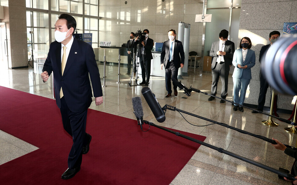 President Yoon Suk-yeol heads into his office after briefly answering questions from the press on Nov. 18. (Yoon Woon-sik/The Hankyoreh)
