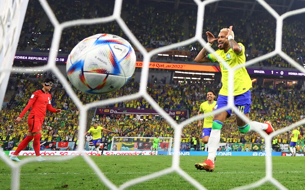 Brazil’s ace Neymar celebrates after making a goal off a penalty kick during the Korea-Brazil match in the 16-team knockout round during the 2022 FIFA World Cup in Qatar on Dec. 5. (Reuters/Yonhap)
