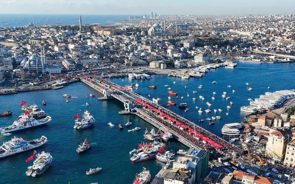 On Jan. 1, 2026, thousands marched through Istanbul, Turkey, to show solidarity with Palestine. (Xinhua/Yonhap)
