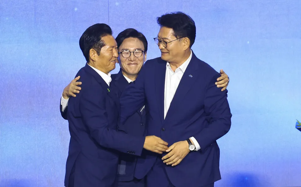 Kim Min-seok greets candidates at the Democratic Party national convention in Daejeon