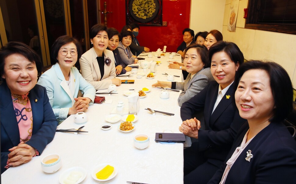 2020년 5월 더불어민주당 여성 의원들이 21대 여성 국회부의장 선출 등을 논의하기 위해 한 음식점에 모였다. 한 달 뒤 김상희 의원(왼쪽에서 두 번째)이 여성 최초 부의장으로 선출됐다. 연합뉴스