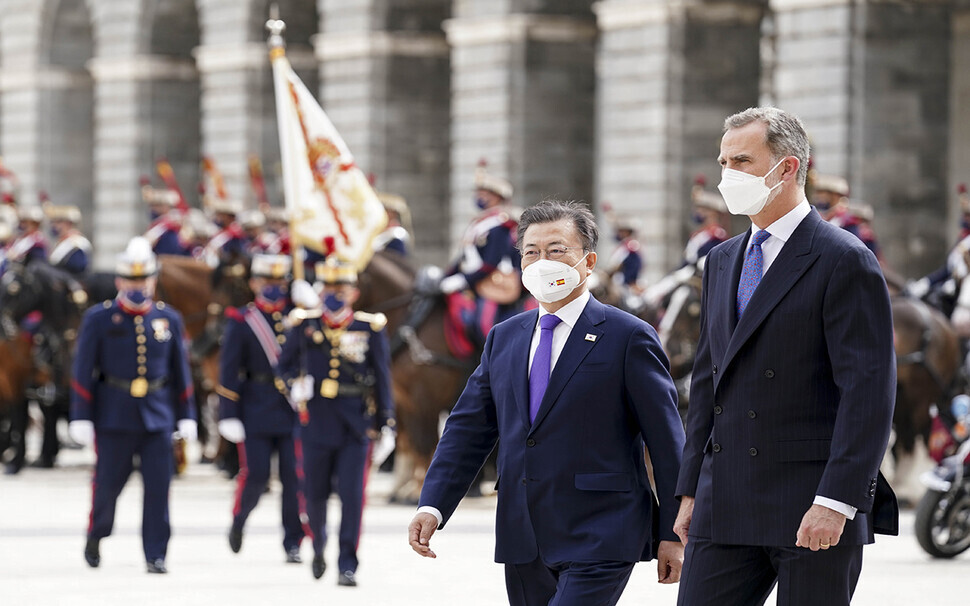 South Korean President Moon Jae-in attends an official reception ceremony at the royal palace in Madrid, Spain, on Tuesday. (provided by the Blue House)